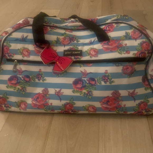 🎀 Airport luggage Betsey Johnson Weekender Roller Carry on Pink Floral Travel - Picture 1 of 9